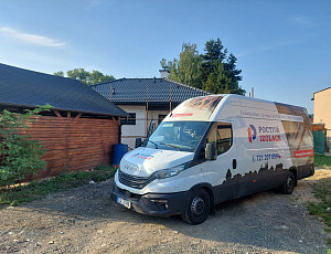Zateplení stropu dřevostavby rodinného domu pomocí foukané izolace